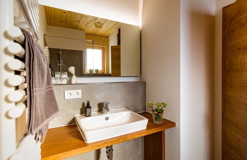 Lautlingen Apartment | Cozy Double Room with Shower & Breakfast for Families