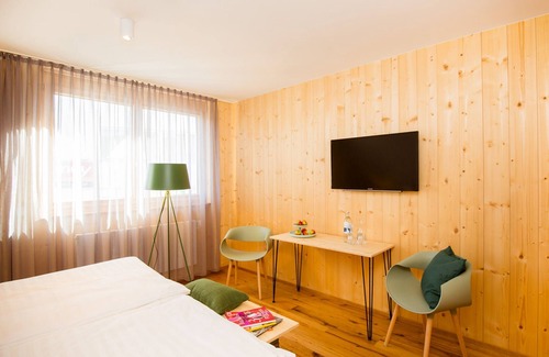 Lautlingen Apartment | Cozy Double Room with Shower & Breakfast for Families