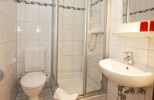 Alt-Betzenhausen Apartment | Comfortable Double Room with Shower, Breakfast & Pet Friendly