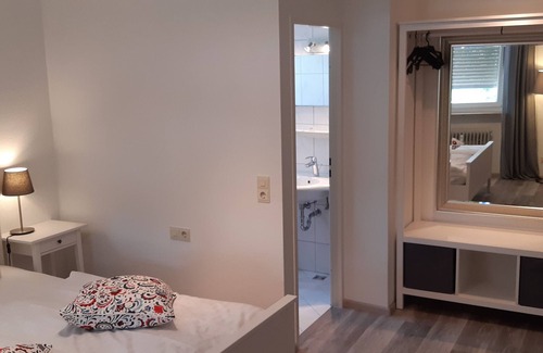 Alt-Betzenhausen Apartment | Comfortable Double Room with Shower, Breakfast & Pet Friendly