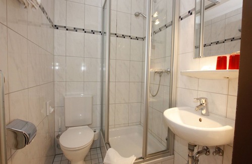 Alt-Betzenhausen Apartment | Cozy Double Room with Shower & Pet-Friendly Amenities