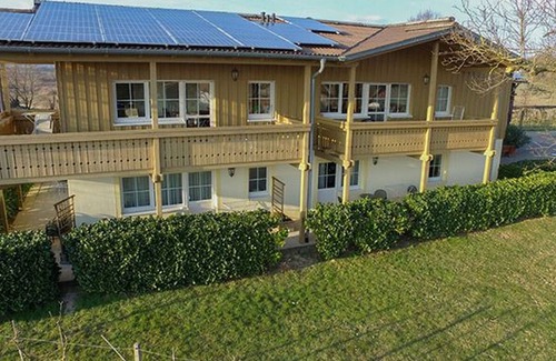 Opfingen Apartment | Cozy Double Room with Shower and Terrace, Breakfast Included