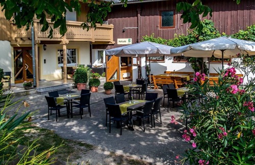Opfingen Apartment | Cozy Double Room with Shower and Terrace, Breakfast Included