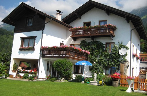 Thaur Apartment | Cozy Double Room with Shower at Gästehaus Sonnenheim