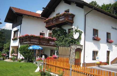 Thaur Apartment | Cozy Double Room with Shower at Gästehaus Sonnenheim