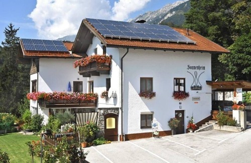 Thaur Apartment | Cozy Double Room with Shower at Gästehaus Sonnenheim