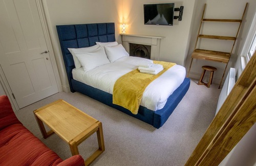 Cambridge City Centre House | Cozy Double Room with Futon Sofa Bed & Kitchen Access