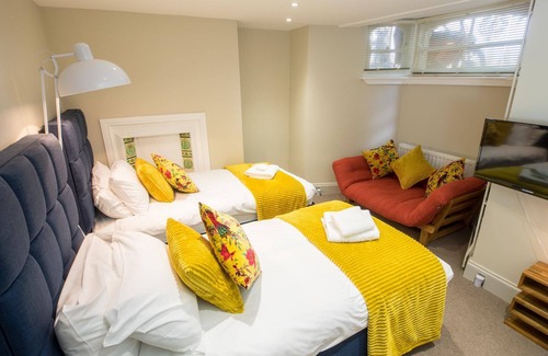 Cambridge City Centre House | Cozy Double Room with Futon Sofa Bed & Kitchen Access
