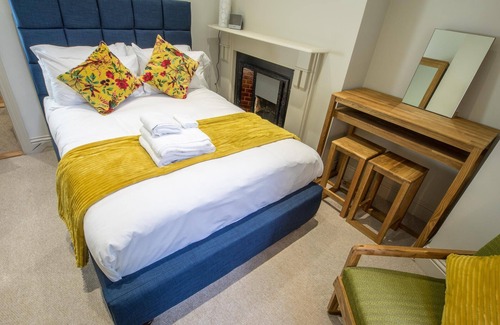 Cambridge City Centre House | Cozy Double Room with Futon Sofa Bed & Kitchen Access