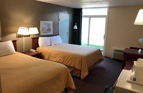 Worthington Hotel | Comfortable Double Room with Two Beds for Families