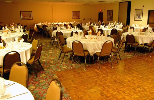 Worthington Hotel | Comfortable Double Room with Two Beds for Families