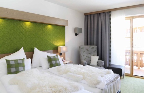 Konigsleiten Hotel | Indulge in the XL Double Room at THE KING'S LEADER