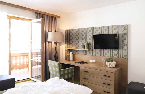 Konigsleiten Hotel | Indulge in the XL Double Room at THE KING'S LEADER