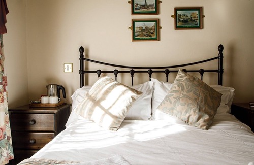 Bordesley House | Cozy Double Rooms at the Old Crown Hotel with Breakfast