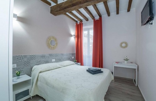 San Leonardo House | Comfortable Rooms with Private Bathrooms and Kitchen Access