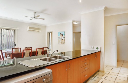 Varsity Lakes House | Double Storey 4-bedroom home (6 beds), central location to beach and theme parks