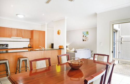Varsity Lakes House | Double Storey 4-bedroom home (6 beds), central location to beach and theme parks