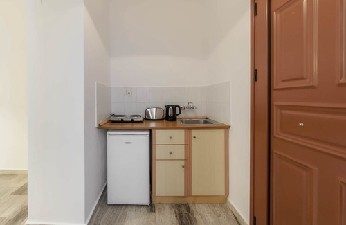 Kalamaki Apartment | Cozy Double Studio with Terrace, Pet Friendly & Pool Access