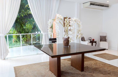 Sao Conrado Hotel | Elegant Double Suite with Ocean View and Spa Amenities