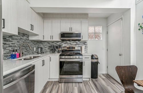 Hillhurst House | Spacious Double Suite in Downtown with Family-Friendly Perks