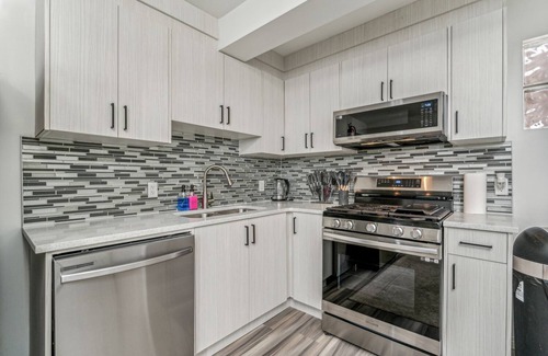 Hillhurst House | Spacious Double Suite in Downtown with Family-Friendly Perks
