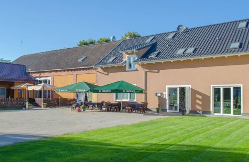 Weisen Apartment | Delightful Double Room with Bathroom & Garden View