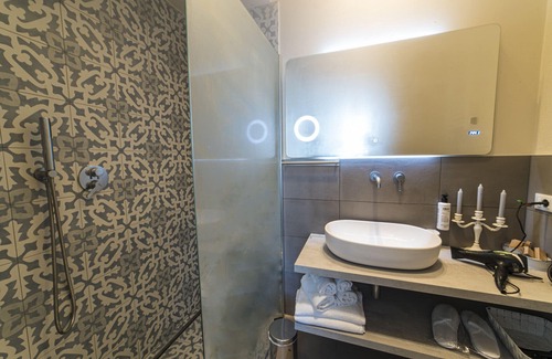 Pescara Bed & Breakfast | Comfortable Double Room with King Bed Near Pescara Airport