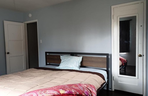 Riverside House | Cozy Private Room with Twin Beds in a Charming Bungalow