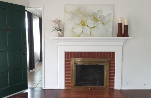 Riverside House | Cozy Private Room with Twin Beds in a Charming Bungalow