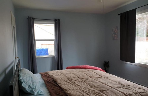 Riverside House | Cozy Private Room with Twin Beds in a Charming Bungalow