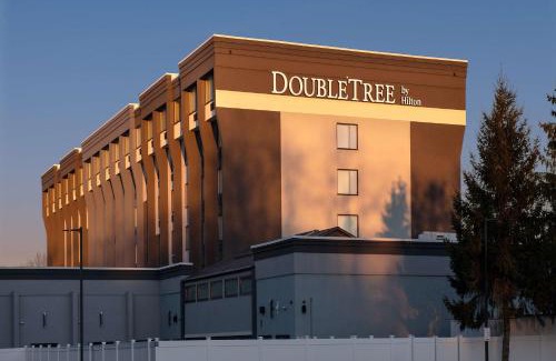 Cranbury Hotel | Relaxing Stay at DoubleTree by Hilton Monroe Township