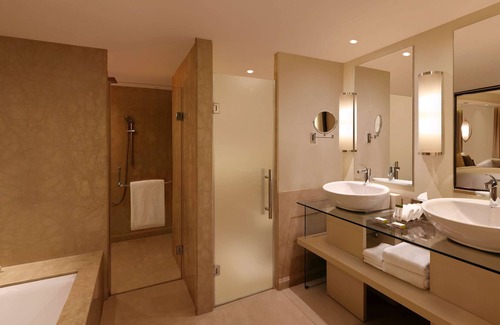 Taj Ganj Hotel | Experience DoubleTree by Hilton Agra: 5-Star Comfort Awaits