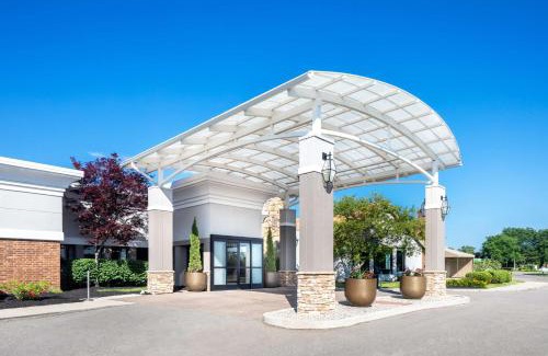Thurston Hotel | Welcoming DoubleTree by Hilton Ann Arbor, MI - Pet-Friendly Stay