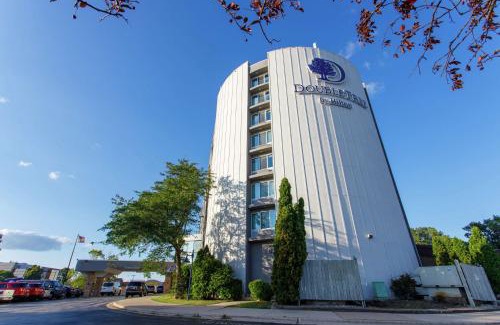 Appleton Hotel | Stylish DoubleTree by Hilton Appleton with Pool & Restaurant
