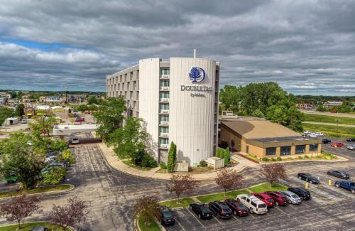 Appleton Hotel | Stylish DoubleTree by Hilton Appleton with Pool & Restaurant