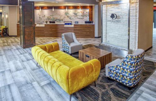 Appleton Hotel | Stylish DoubleTree by Hilton Appleton with Pool & Restaurant
