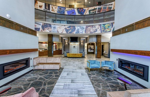 Appleton Hotel | Inviting DoubleTree by Hilton Appleton: Pool and Restaurant