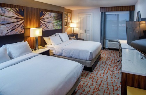 Appleton Hotel | Inviting DoubleTree by Hilton Appleton: Pool and Restaurant
