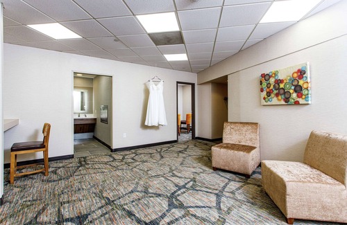 Appleton Hotel | Inviting DoubleTree by Hilton Appleton: Pool and Restaurant