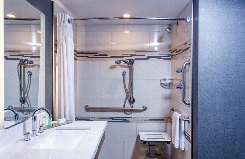 Appleton Hotel | Inviting DoubleTree by Hilton Appleton: Pool and Restaurant