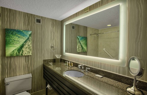 Florida Center Hotel | Relaxing Stay at DoubleTree by Hilton near Universal Orlando