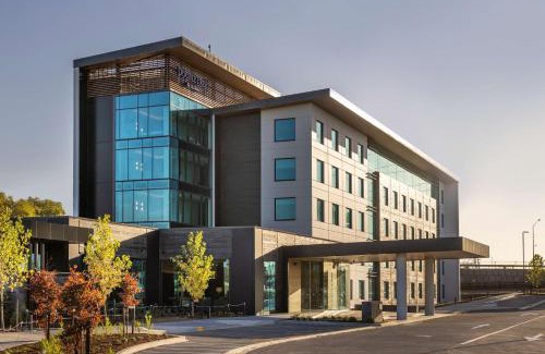Papakura Hotel | Elegant Doubletree By Hilton Karaka with Oceanfront Pool