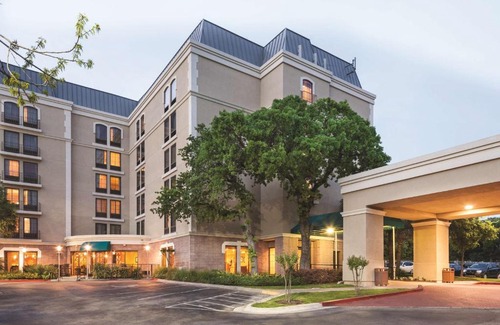 Swede Hill Hotel | Relax at DoubleTree by Hilton Austin-University Area Hotel
