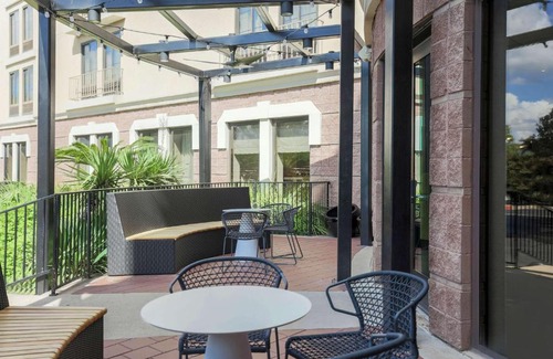 Swede Hill Hotel | Relax at DoubleTree by Hilton Austin-University Area Hotel