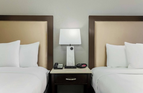 Swede Hill Hotel | Discover DoubleTree by Hilton Austin - University Area Stay