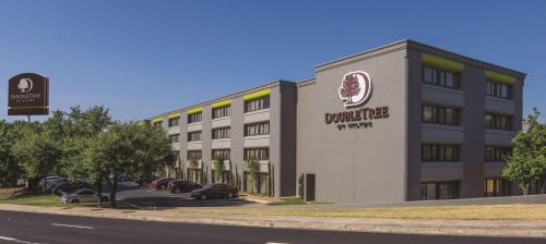Waters Park Hotel | Relax at DoubleTree by Hilton Austin Northwest - Arboretum