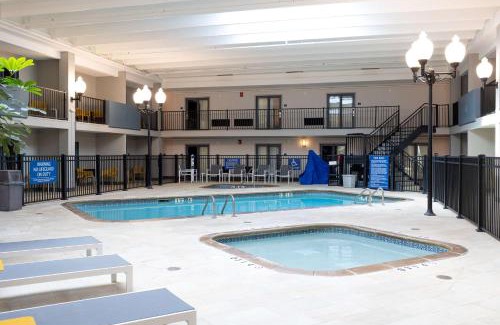 Austin Hotel | Relax at DoubleTree by Hilton Austin, MN - Pet Friendly & More