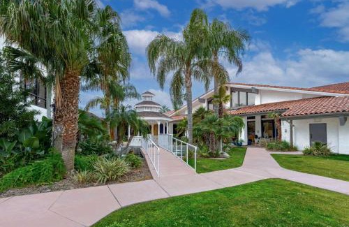 Bakersfield Hotel | Relax at DoubleTree by Hilton Bakersfield: Pool & Ocean View