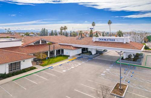 Bakersfield Hotel | Relax at DoubleTree by Hilton Bakersfield: Pool & Ocean View