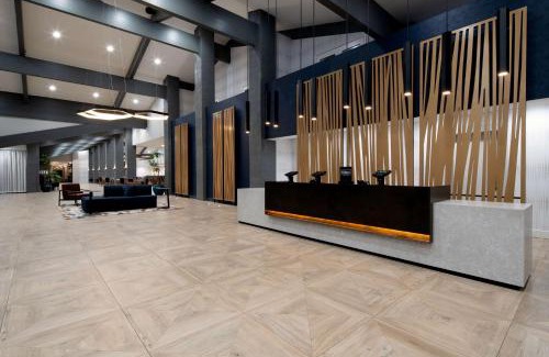 Bakersfield Hotel | Relax at DoubleTree by Hilton Bakersfield: Pool & Ocean View